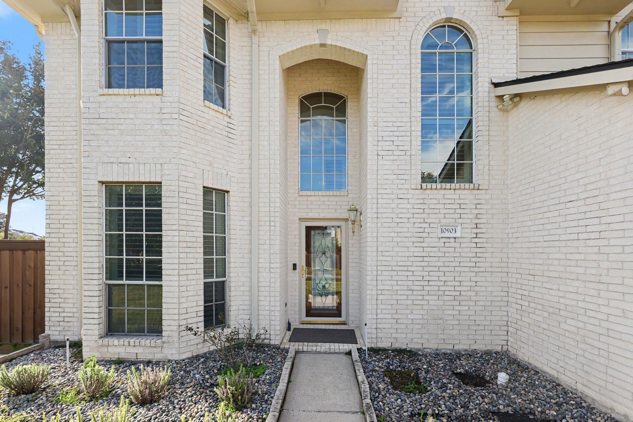Beautiful curb appeal! Beautiful curb appeal!