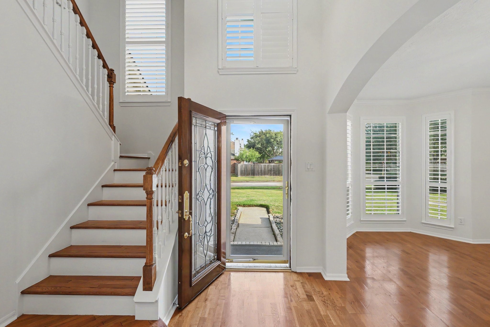 Open front entry way. Open front entry way.