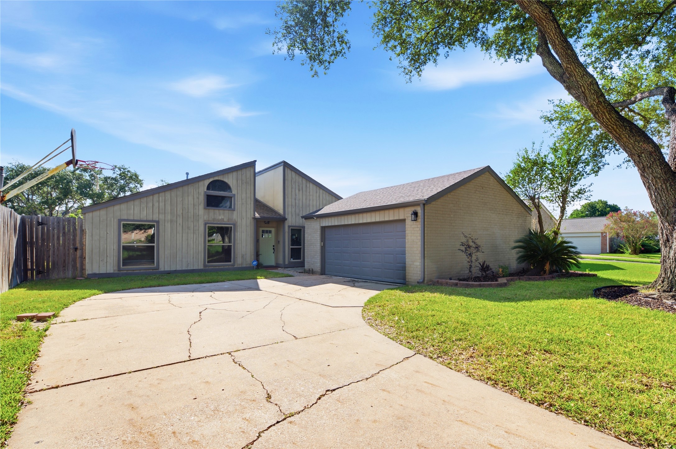 This home features 3 bedrooms and 2 full baths. This home features 3 bedrooms and 2 full baths.