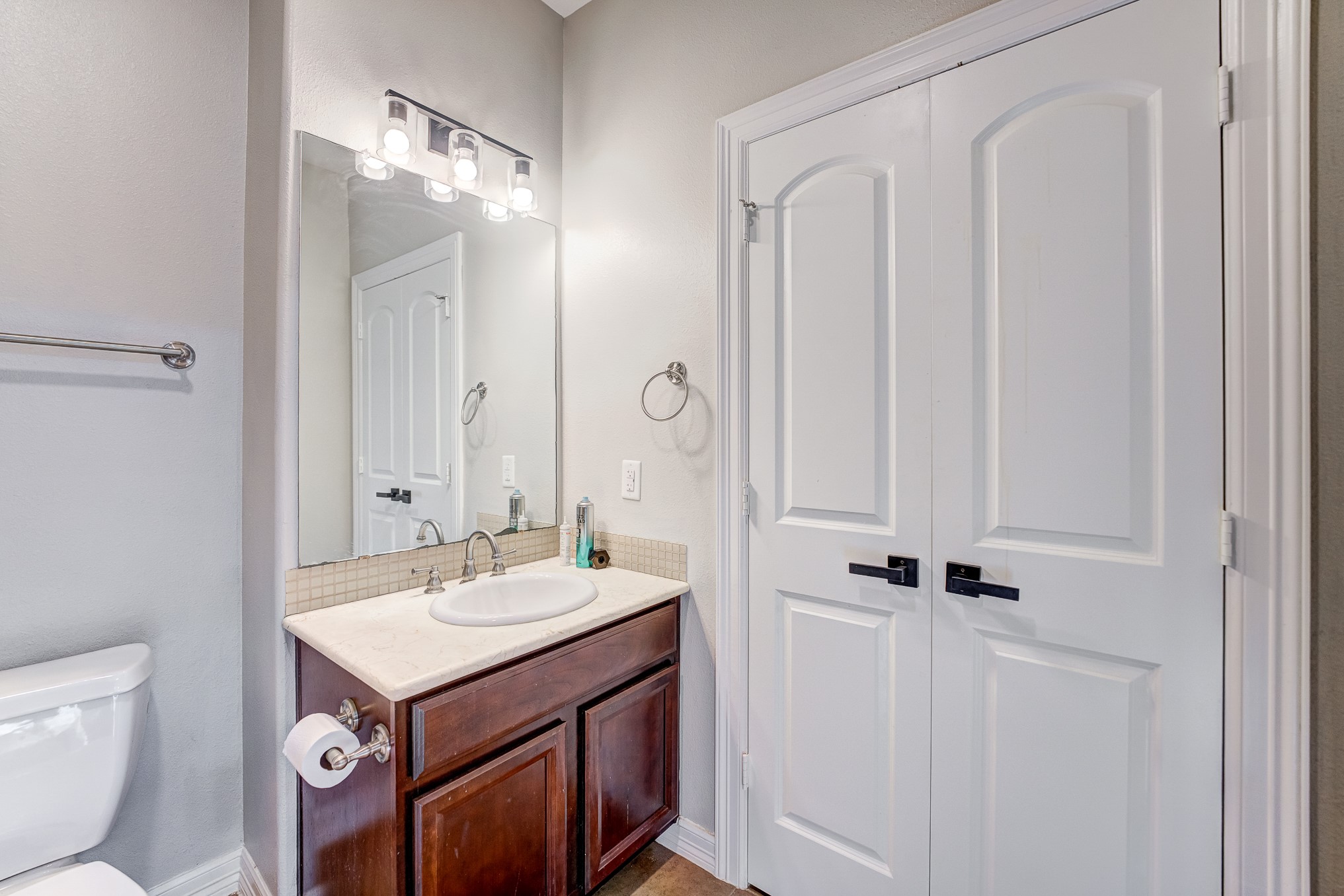 Secondary bathroom (first floor)