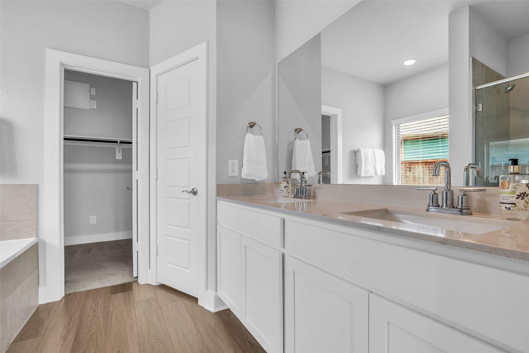 En-suite bath with dual vanities