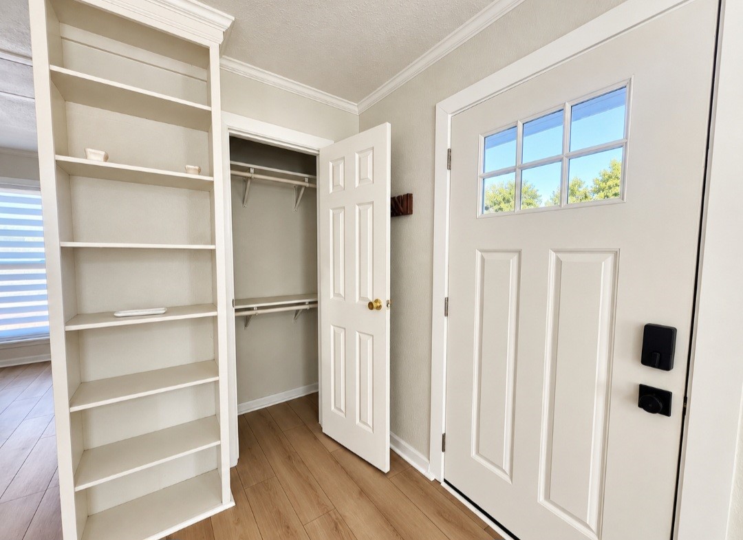 Entrance with statage close & built-in shelving Entrance with statage close & built-in shelving