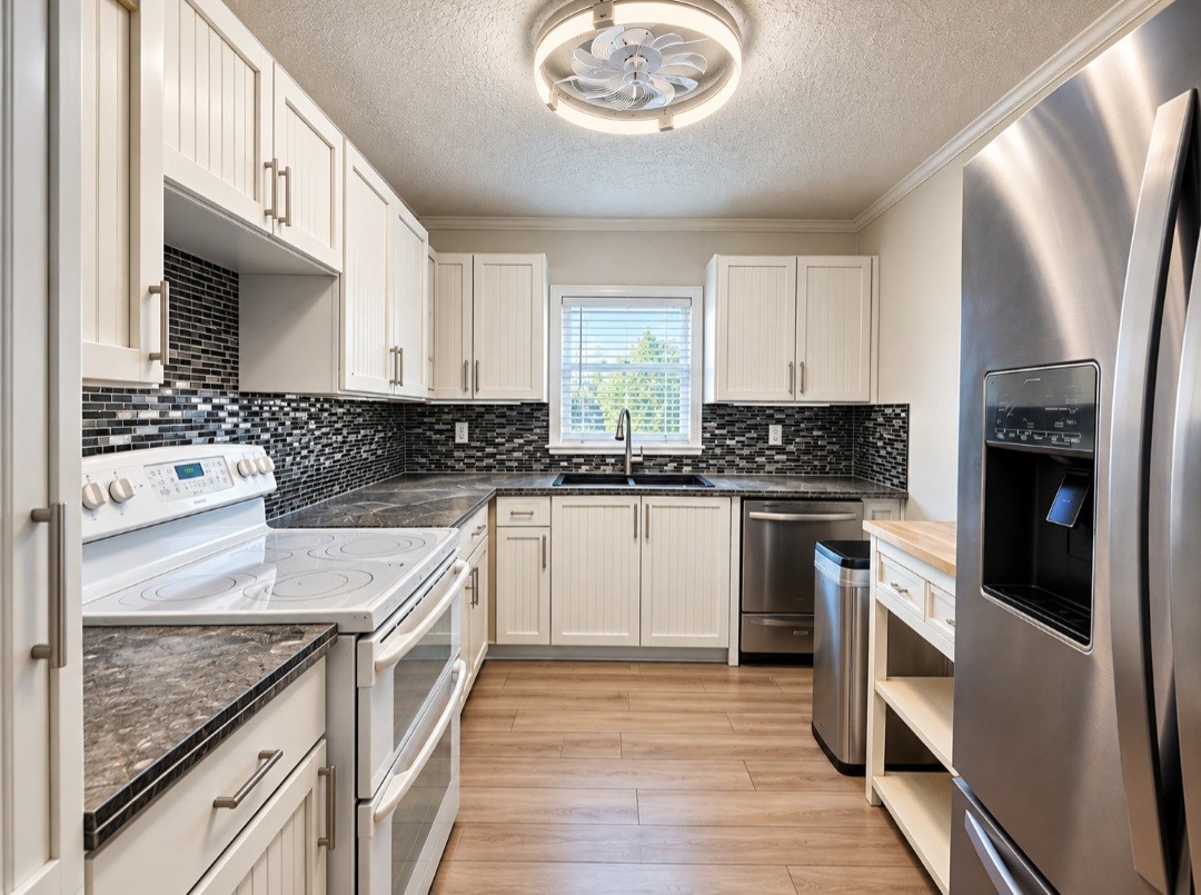 Mobile island. Microwave, and refrigerator is included Mobile island. Microwave, and refrigerator is included
