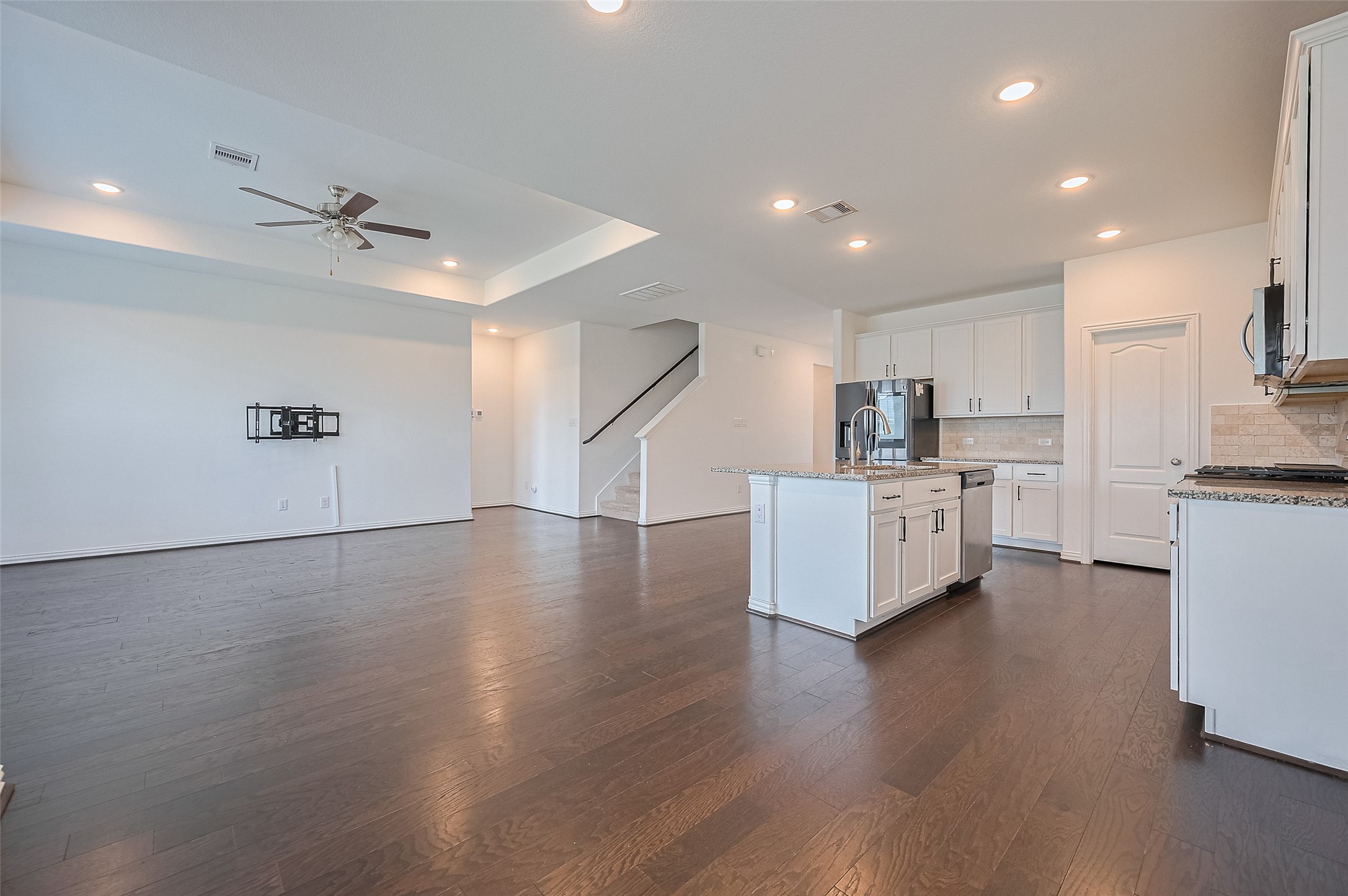 Dining area flowing into the kitchen.