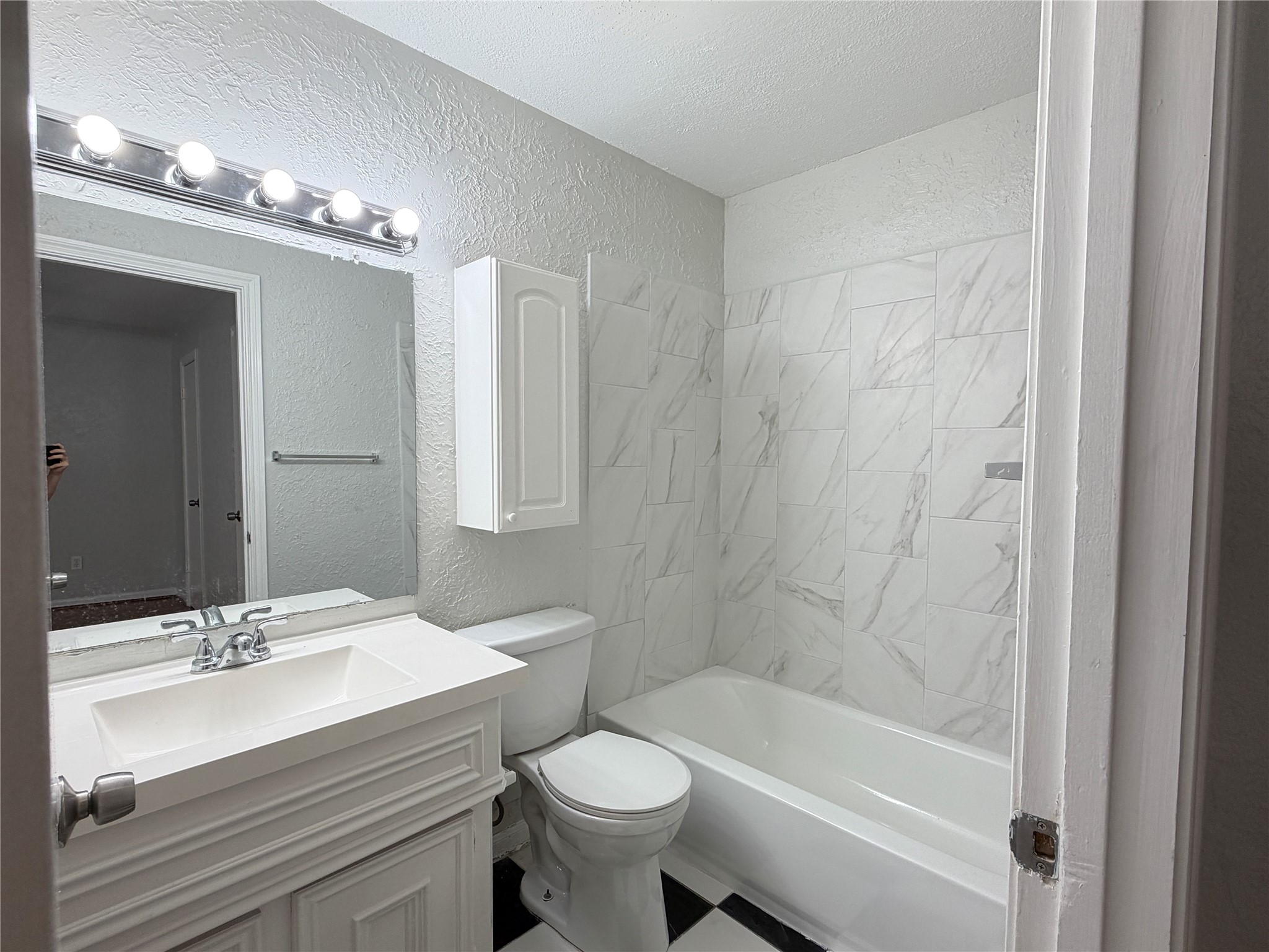 bathroom in the 2nd bedroom