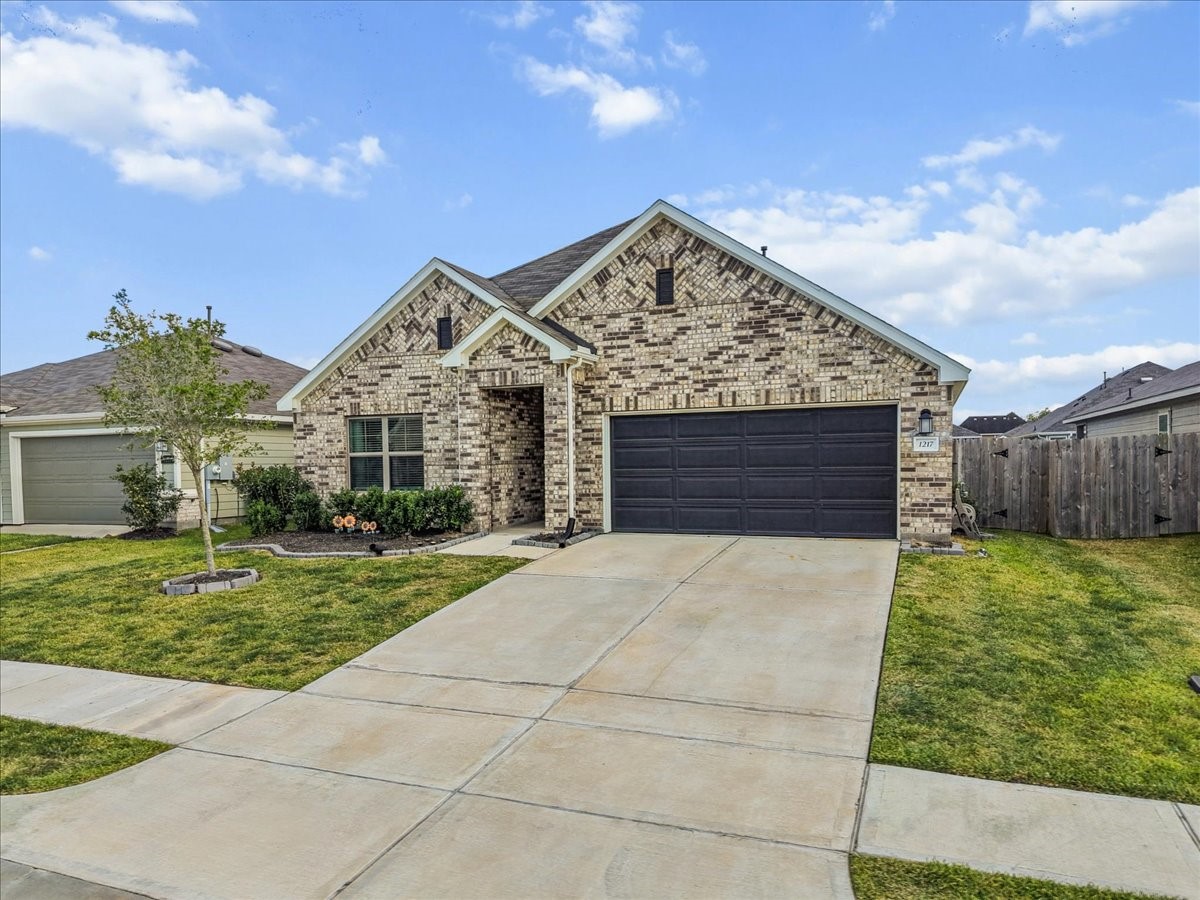 1217 Filly Creek Drive, Alvin, TX 77511
