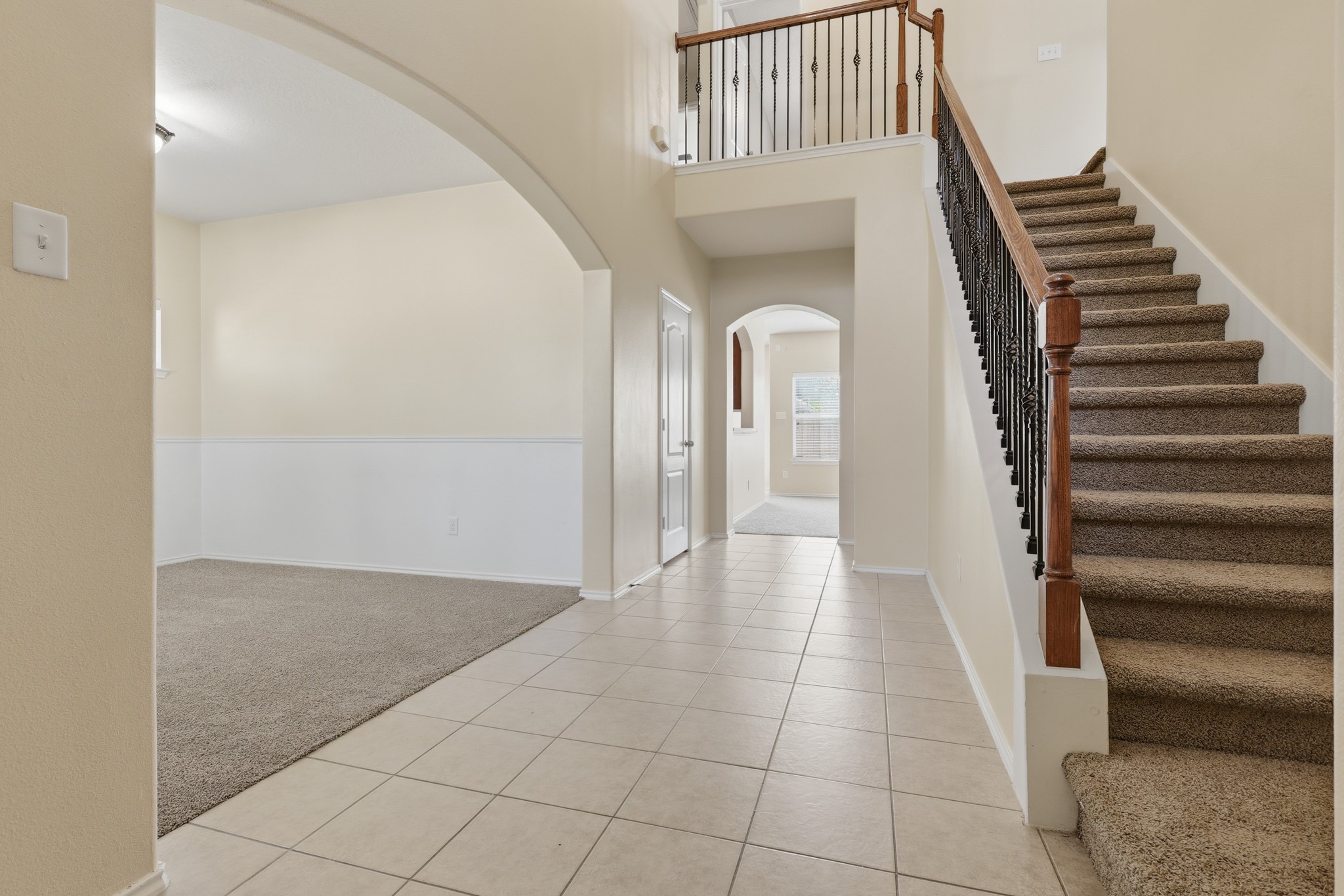 Front entry with a HARDWOOD front door. TALL ceilings in the entryway.