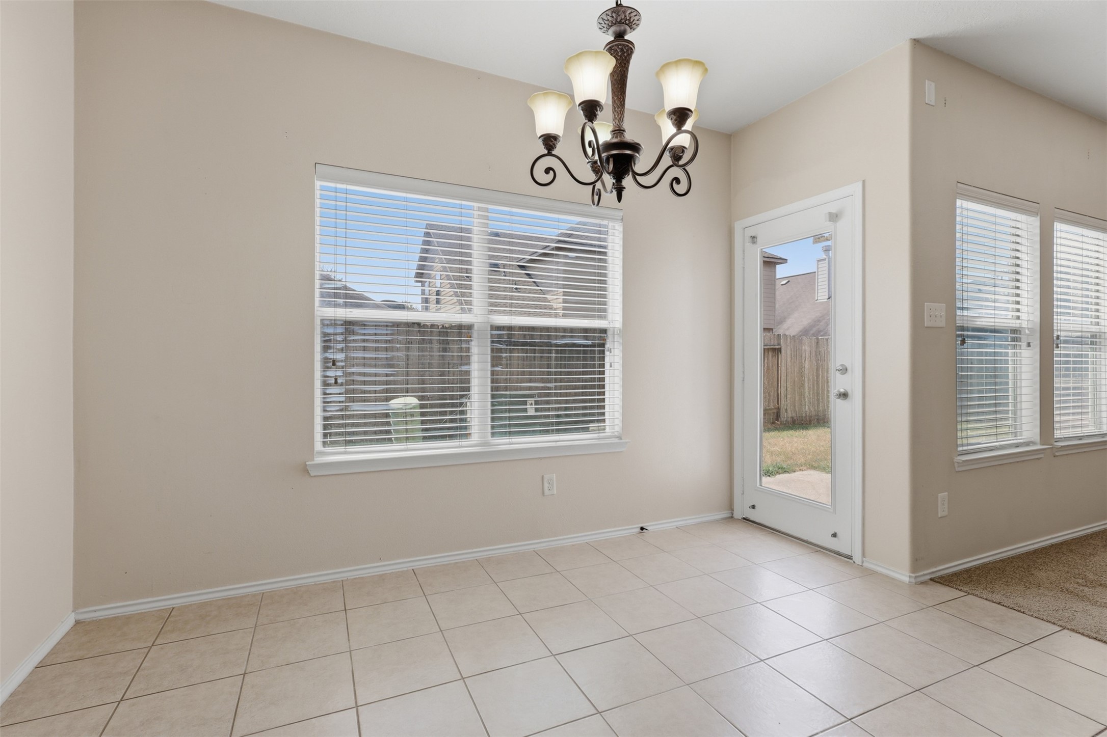Breakfast nook area right off the kitchen