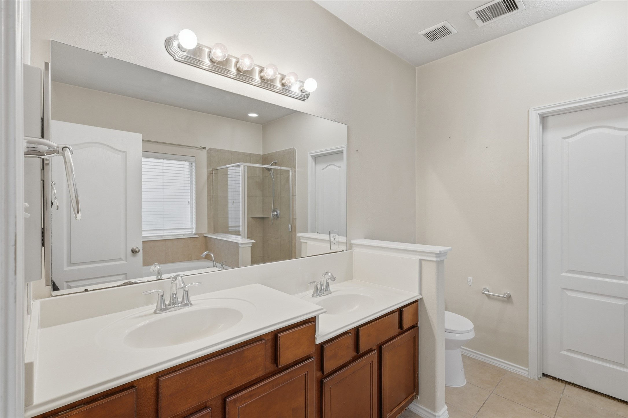 Primary En-Suite with DOUBLE vanities