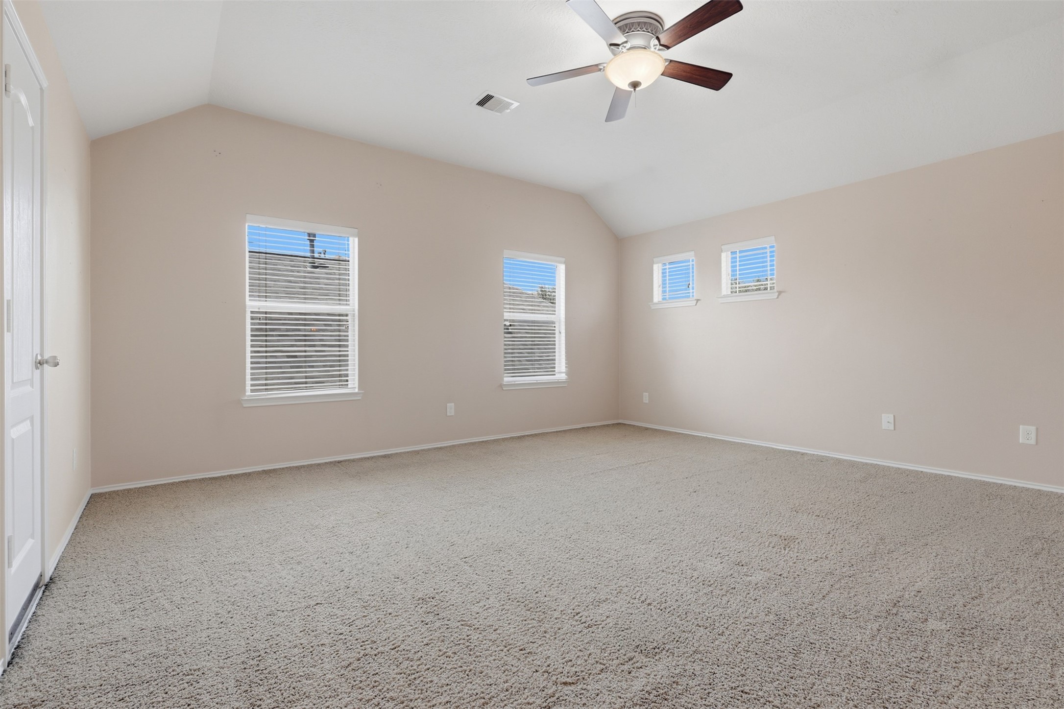SPACIOUS Game Room/ Flex Space Upstairs