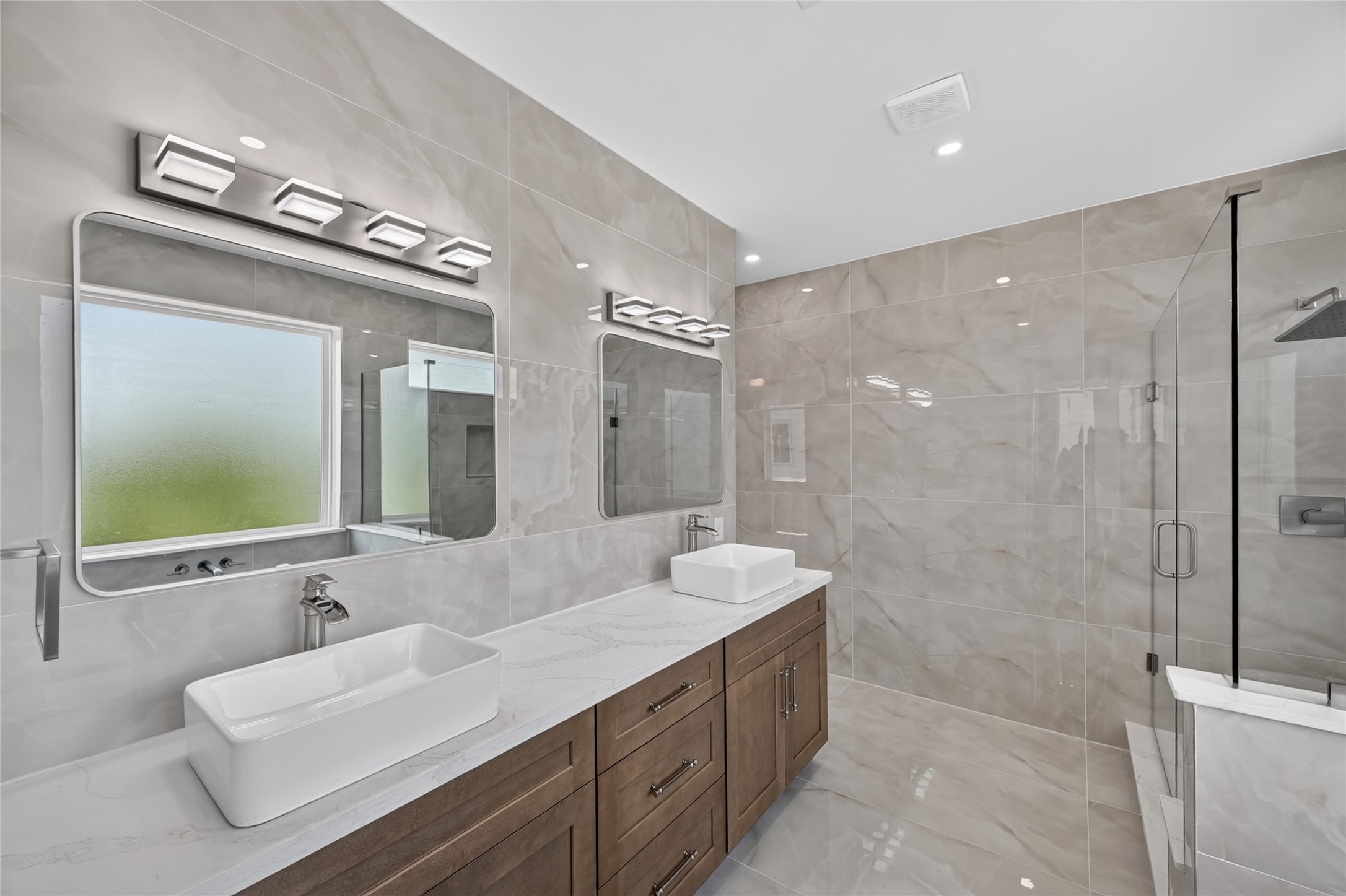 Double sink vanity with sleek sinks