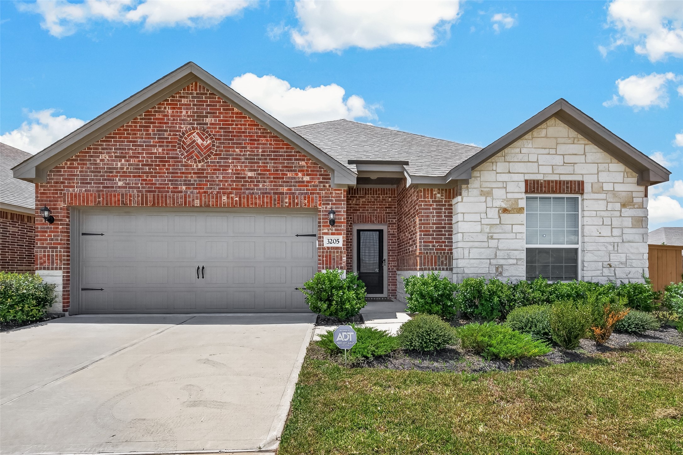 Beautiful Stone & Brick Elevation! Beautiful Stone & Brick Elevation!