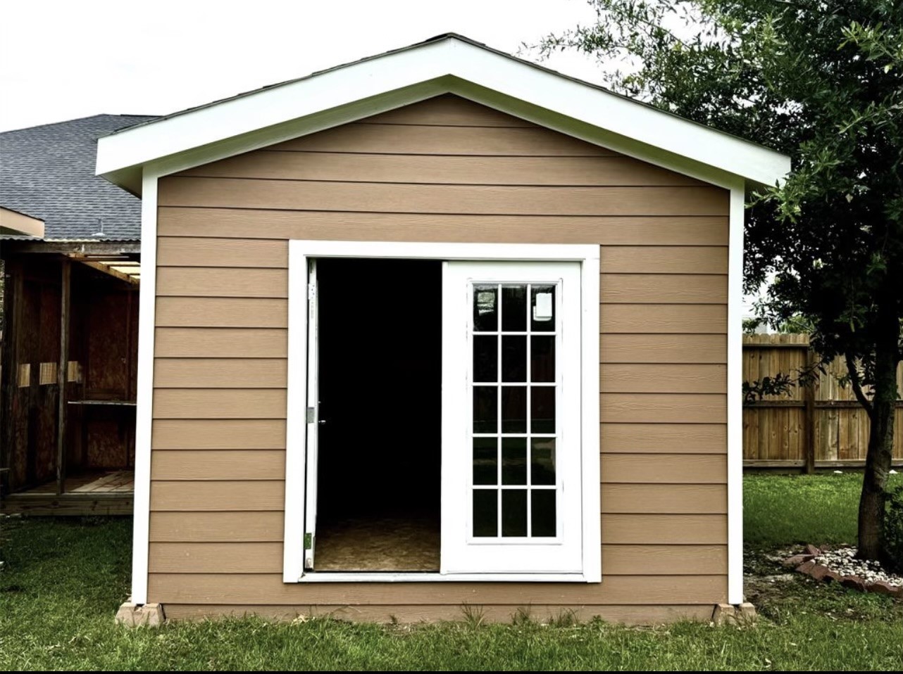 Additional storage space in the backyard. Fully enclosed space, perfect for a workshop or multi use.