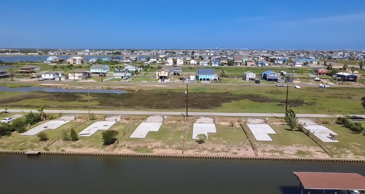 7140 Beau Terre, Hitchcock, TX 77563