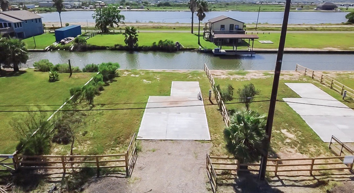 7140 Beau Terre, Hitchcock, TX 77563