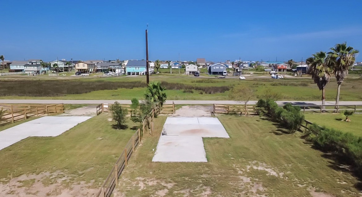 7140 Beau Terre, Hitchcock, TX 77563