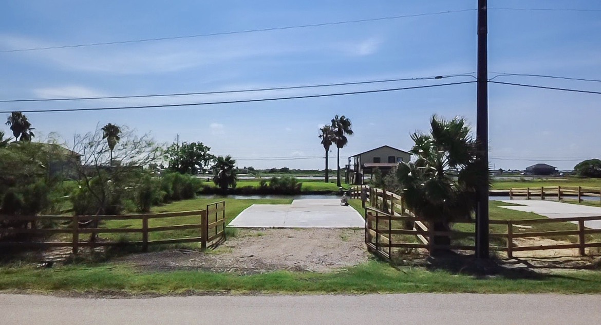 7140 Beau Terre, Hitchcock, TX 77563