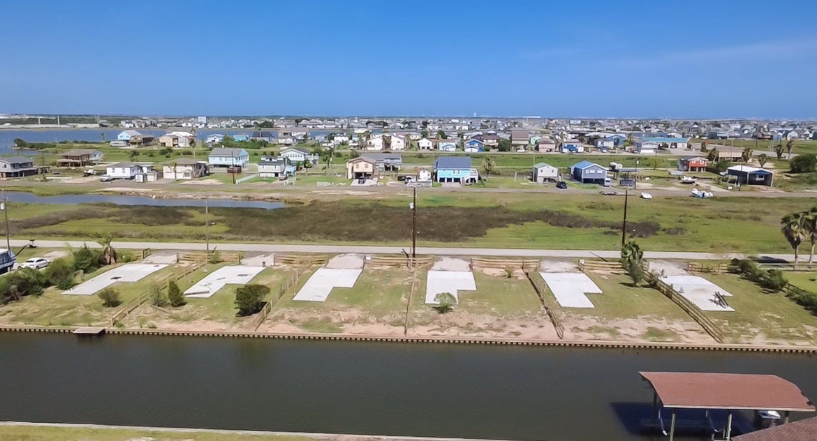 7140 Beau Terre, Hitchcock, TX 77563