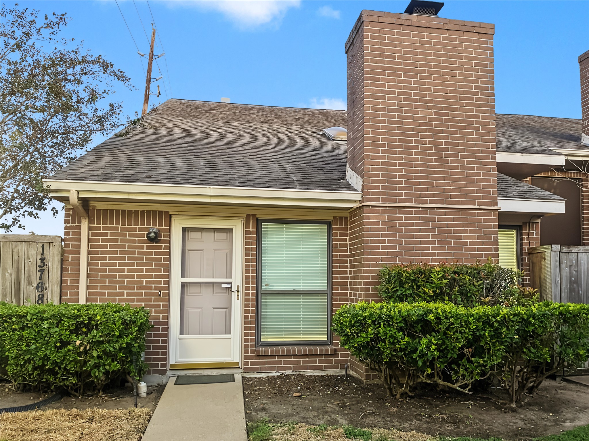 This property is a corner unit. View of the front elevation. This property is a corner unit. View of the front elevation.