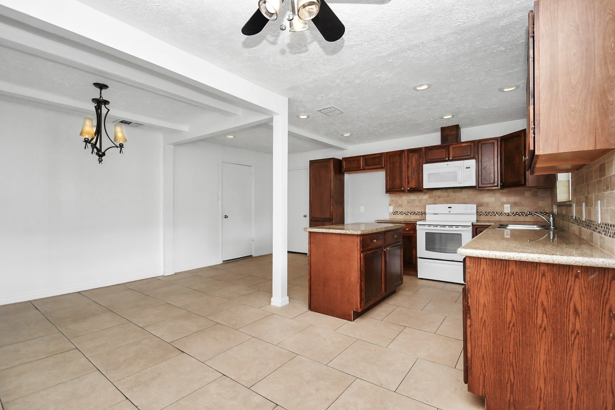 10131 Kent Towne Ln, Sugar Land, TX 77498