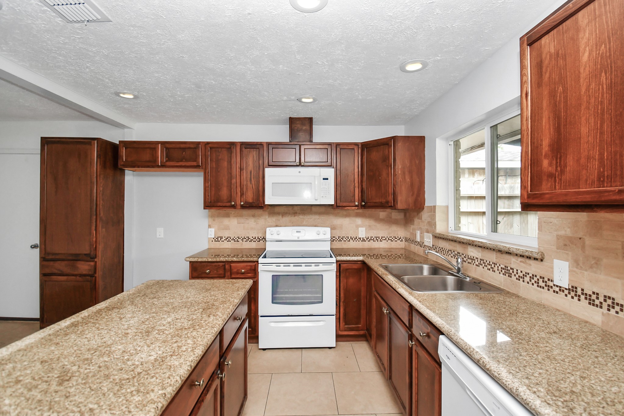 10131 Kent Towne Ln, Sugar Land, TX 77498