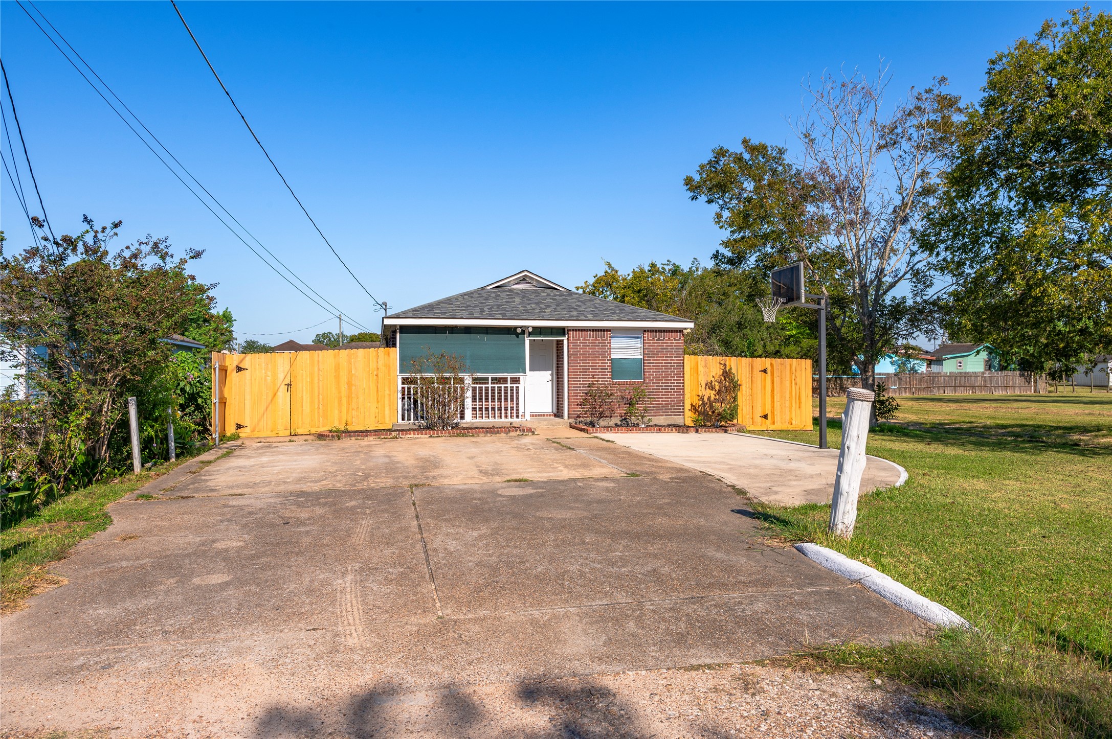 2713 Avenue C, Dickinson, TX 77539