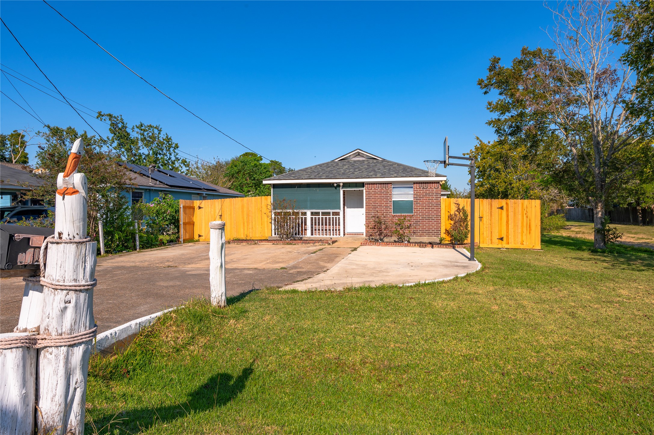 2713 Avenue C, Dickinson, TX 77539