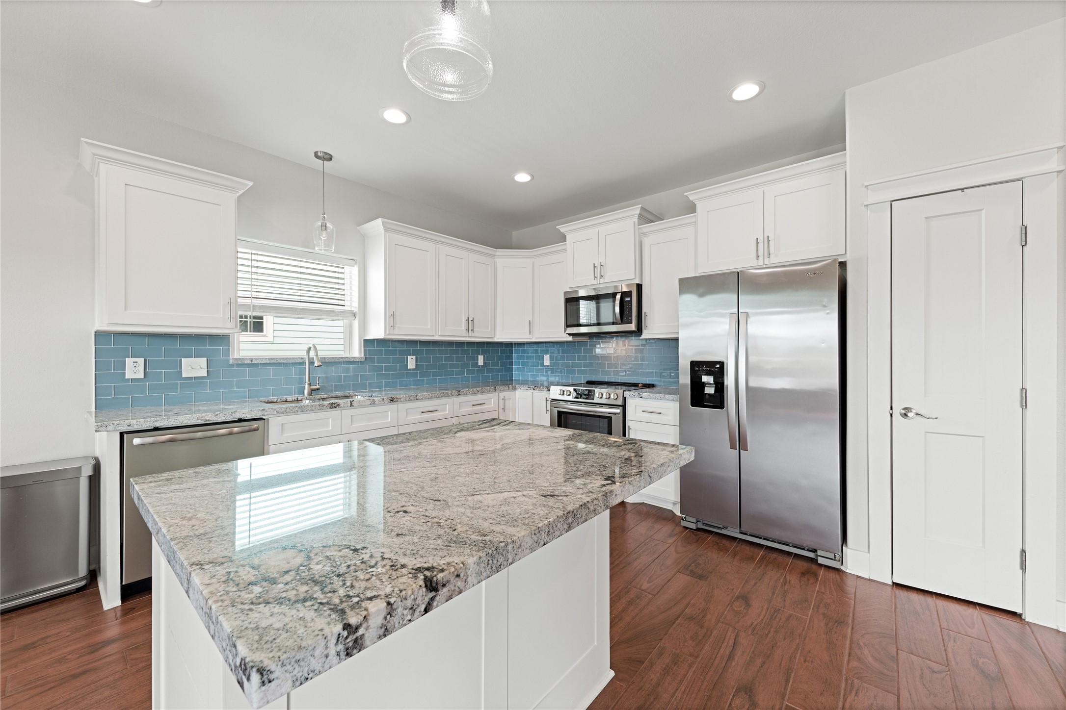 Granite countertops & stainless appliances Granite countertops & stainless appliances