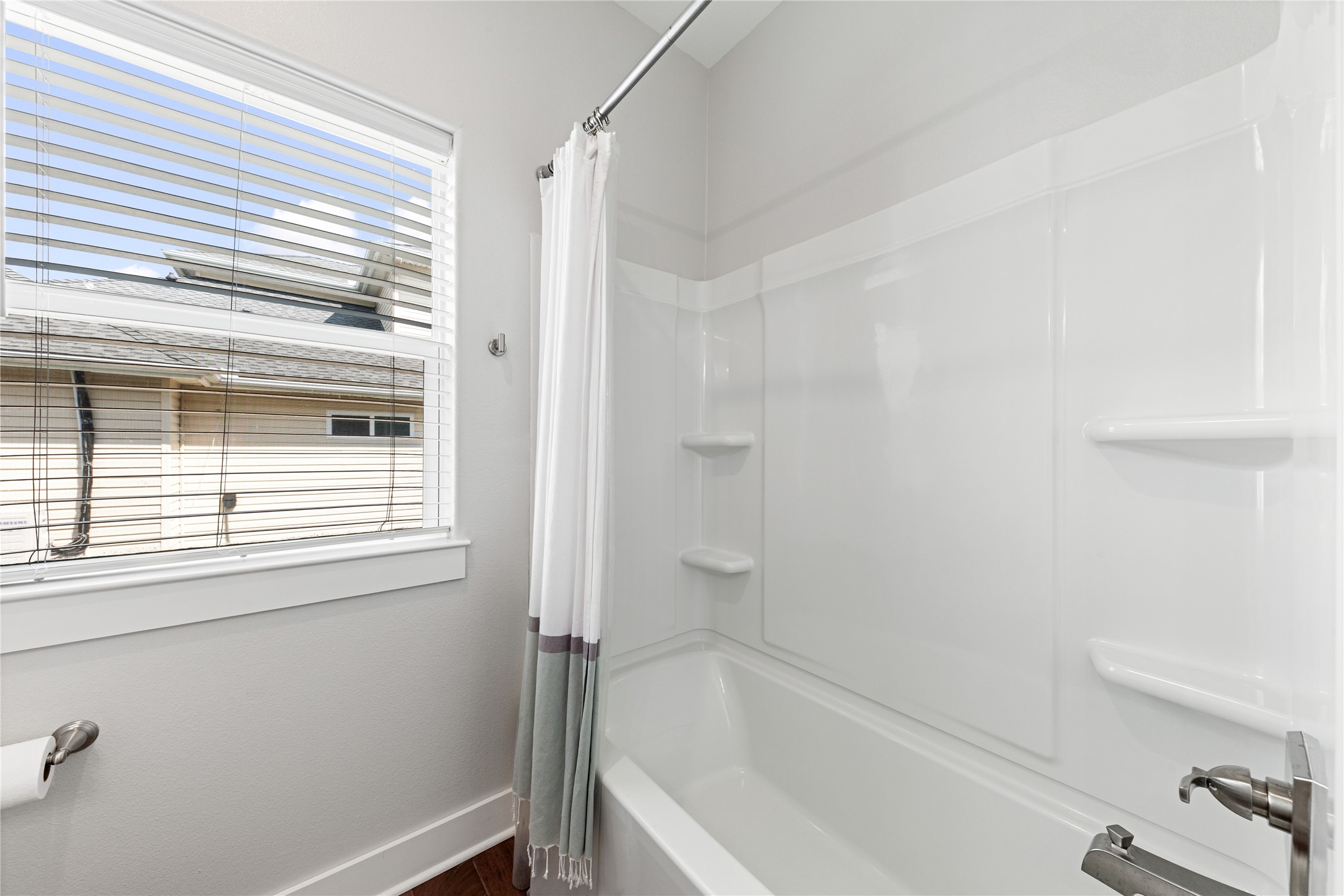 2nd Bathroom Shower/Tub
