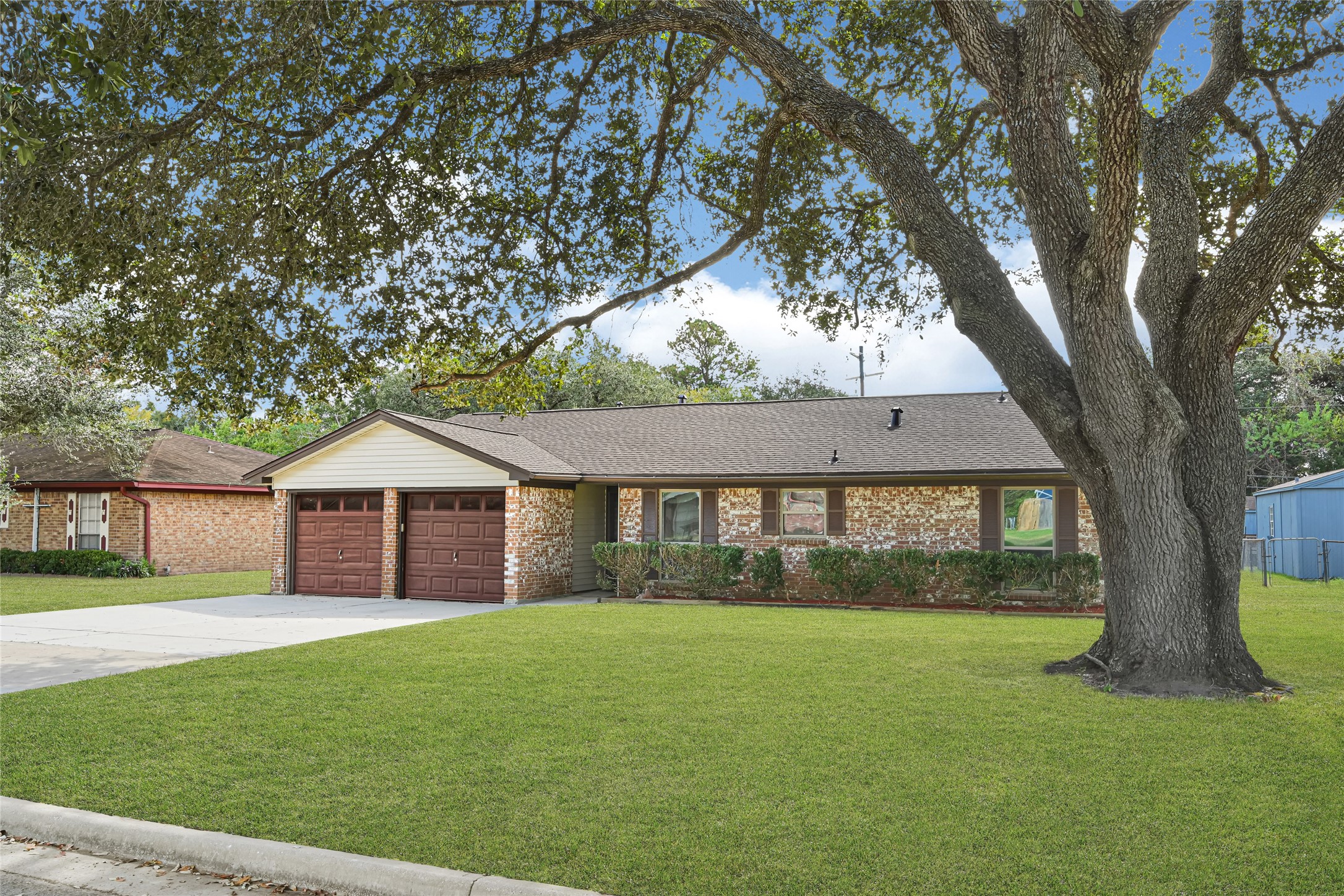 Plenty of space in the front, No trees direct above the home. Plenty of space in the front, No trees direct above the home.