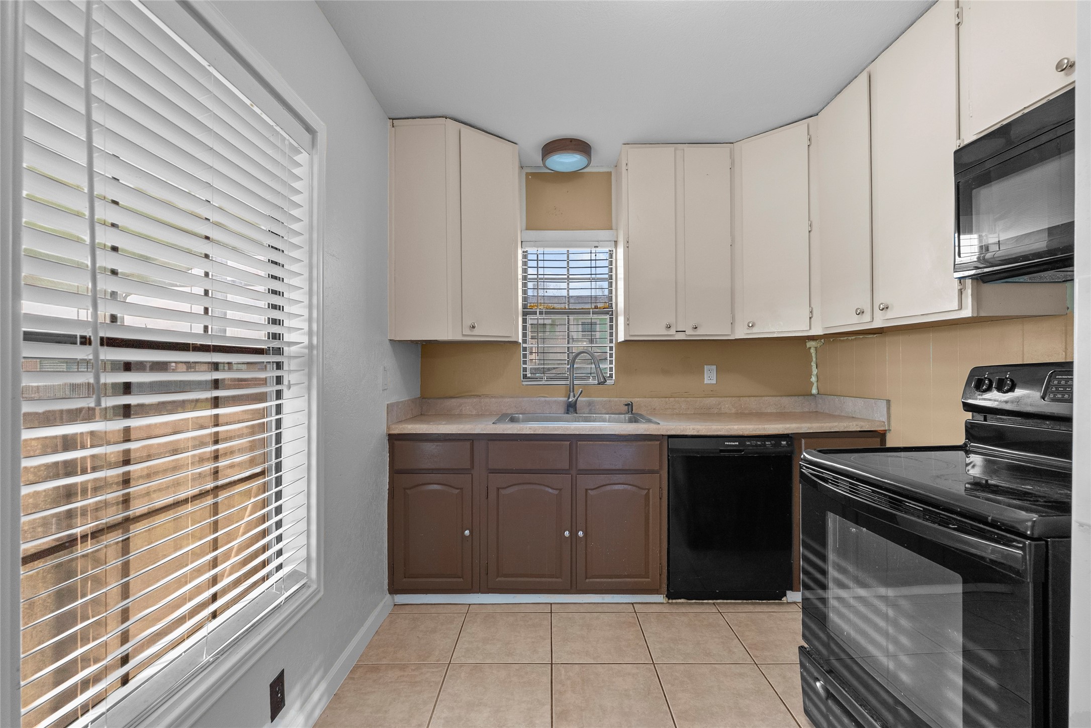 7108 E Hunter Drive, Hitchcock, TX 77563