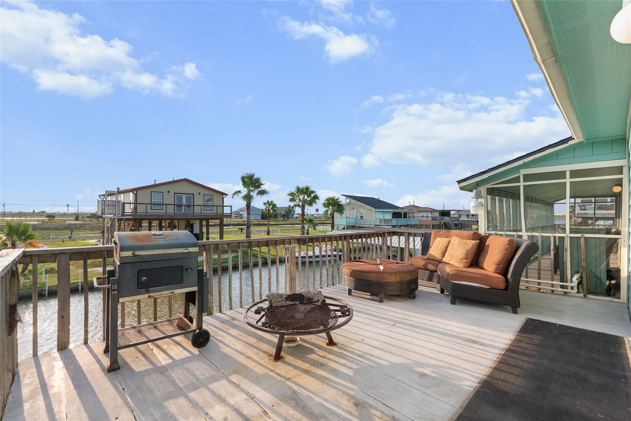 7108 E Hunter Drive, Hitchcock, TX 77563
