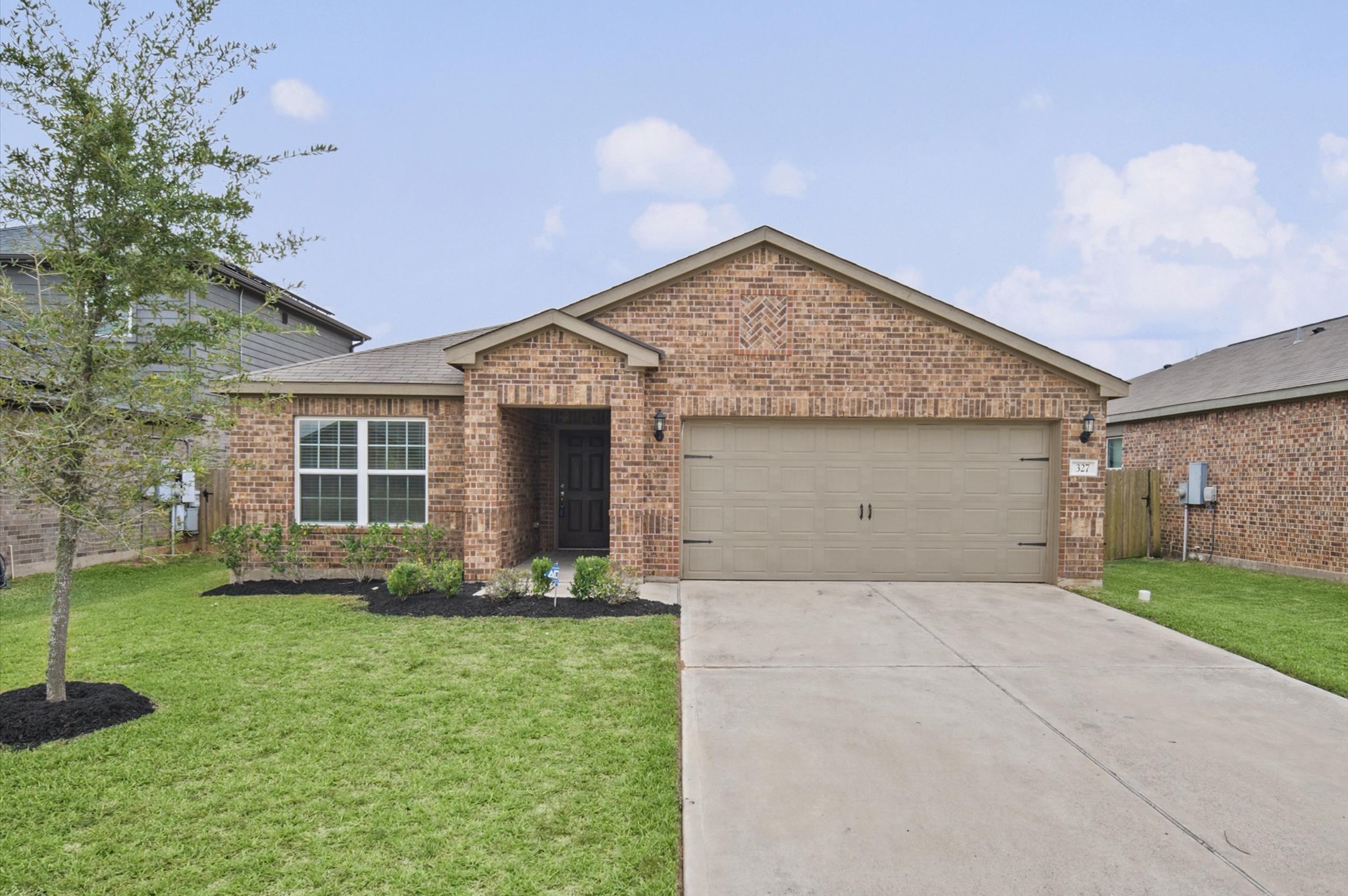 Freshly painted, new carpet and landscaping, this home is ready for you to move in! Freshly painted, new carpet and landscaping, this home is ready for you to move in!