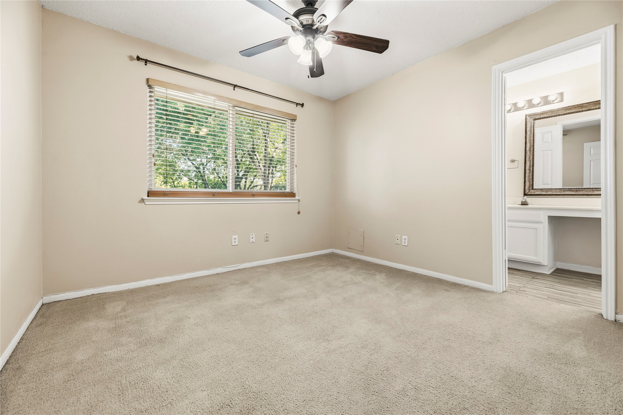 Secondary bedroom.