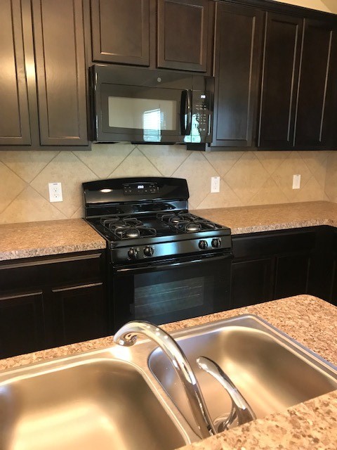 527 Wellshire Drive, West Columbia, TX 77486