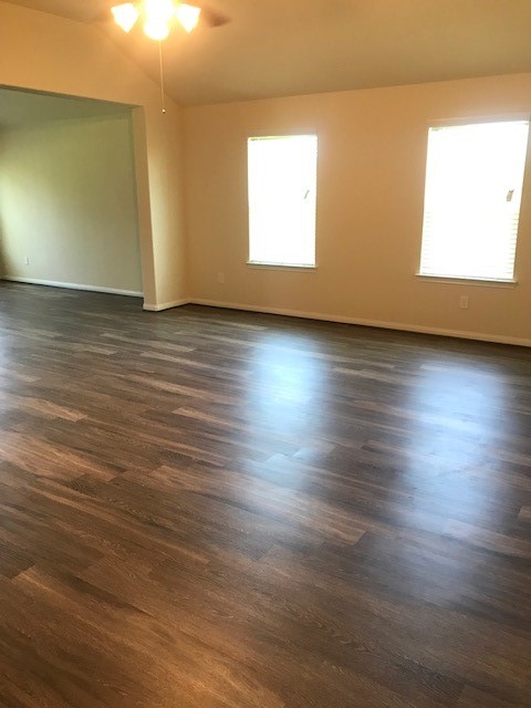 527 Wellshire Drive, West Columbia, TX 77486