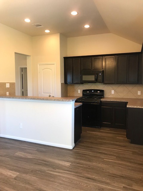 527 Wellshire Drive, West Columbia, TX 77486