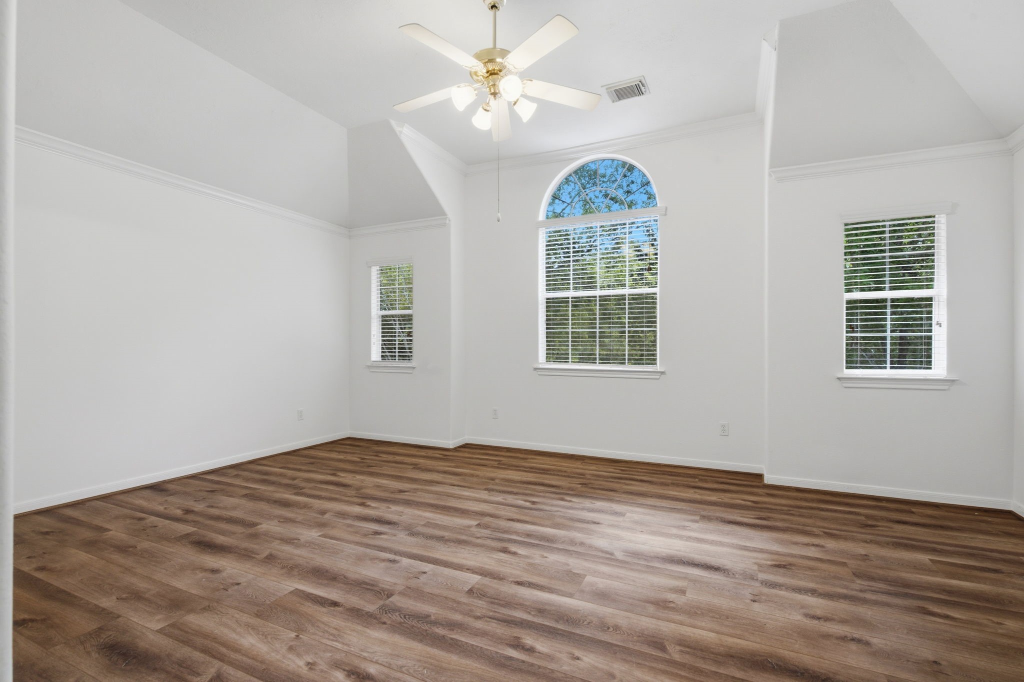 Huge primary bedroom