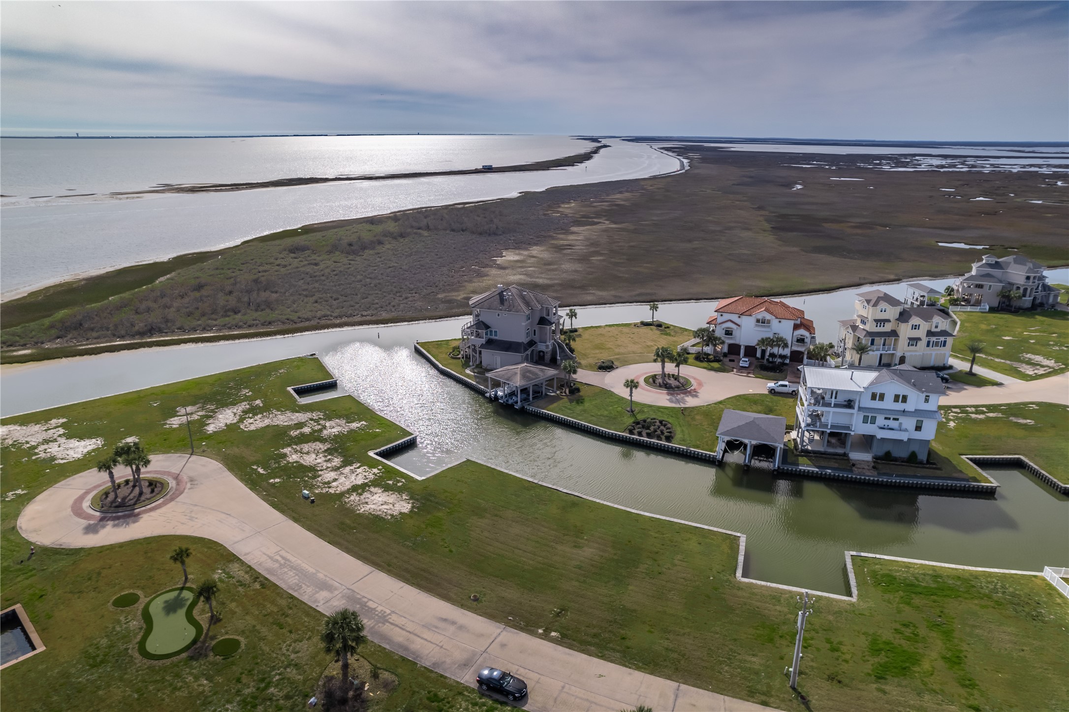 25 Half Moon, Hitchcock, TX 77563