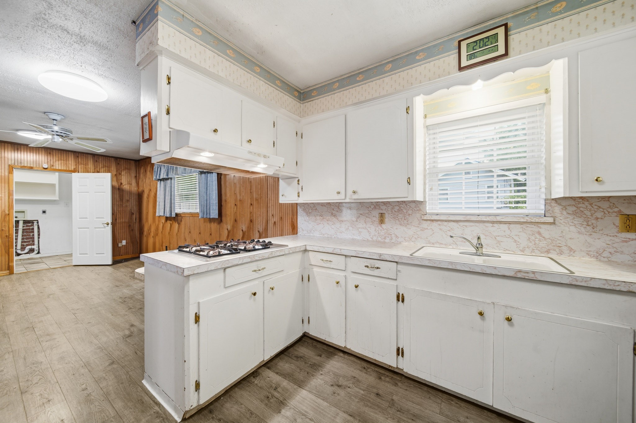 gas cooktop /breakfast bar