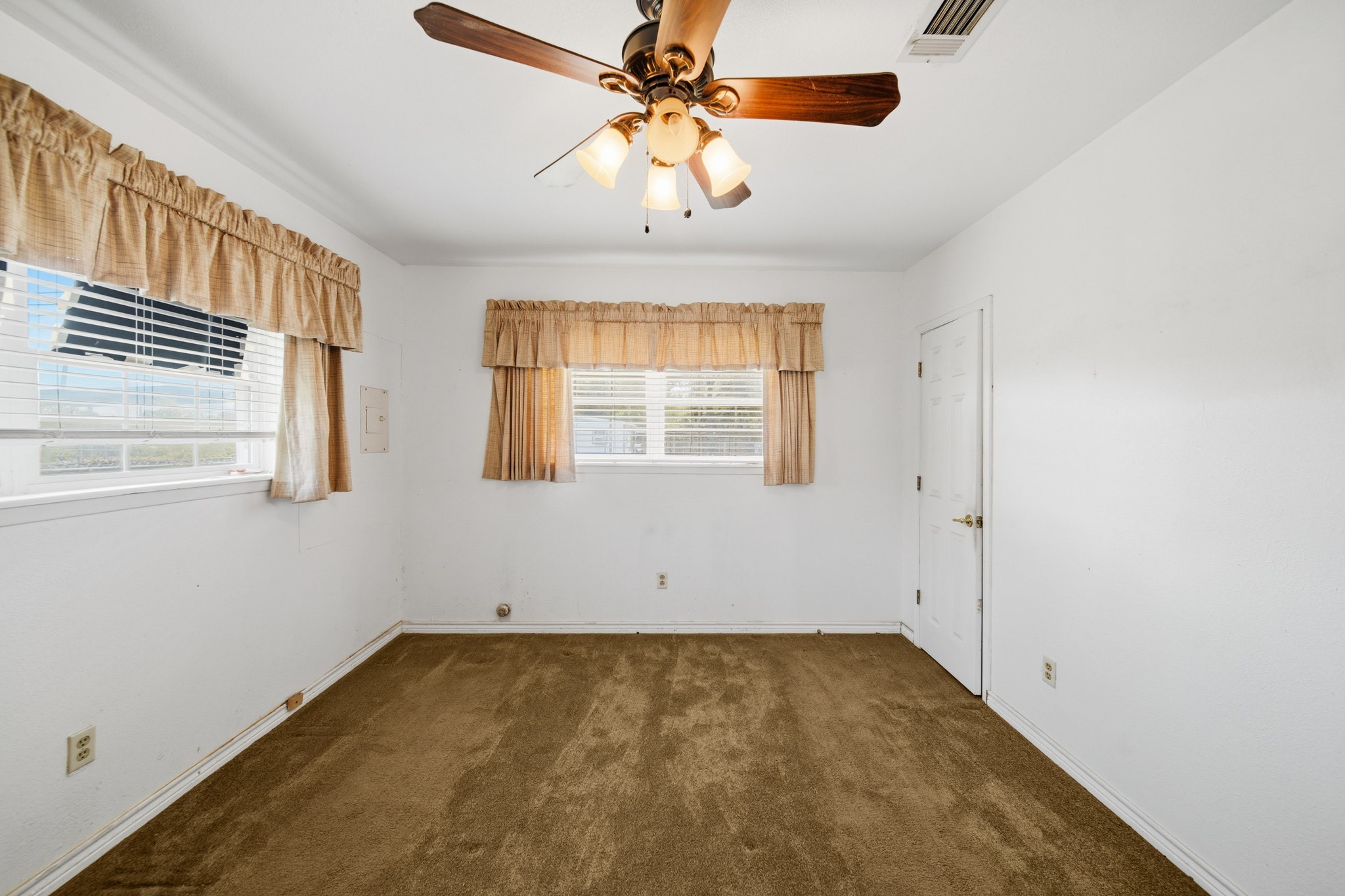Ceiling fans in all rooms
