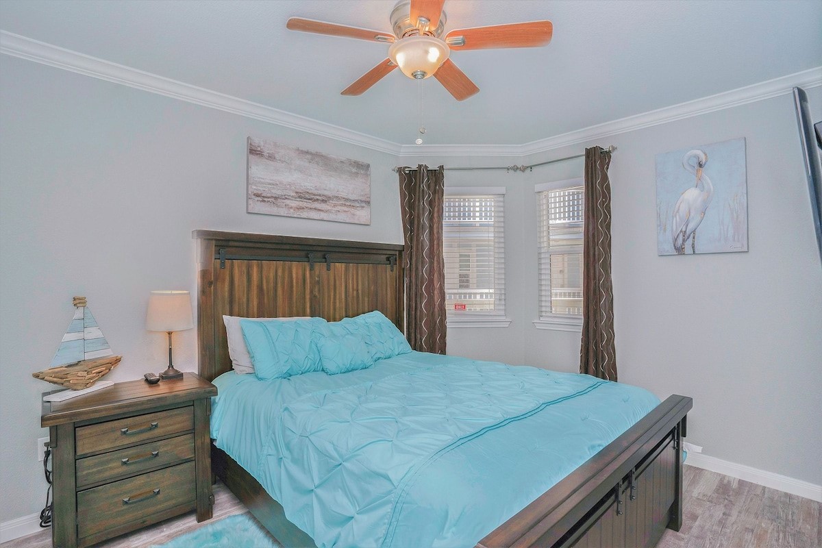 2nd bedroom with king bed and owners closet