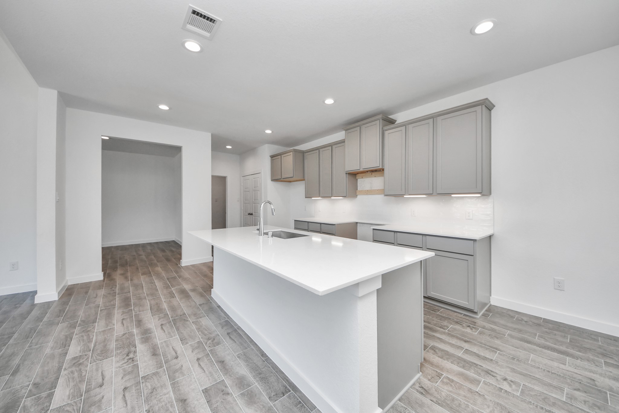 The kitchen is a culinary haven, featuring granite countertops, a tile backsplash, stainless steel appliances, 42 upper cabinets, and undercabinet lighting.
