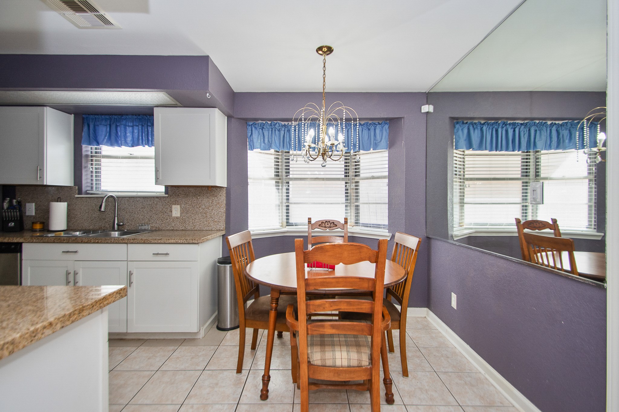 Kitchen / Breakfast Area Kitchen / Breakfast Area