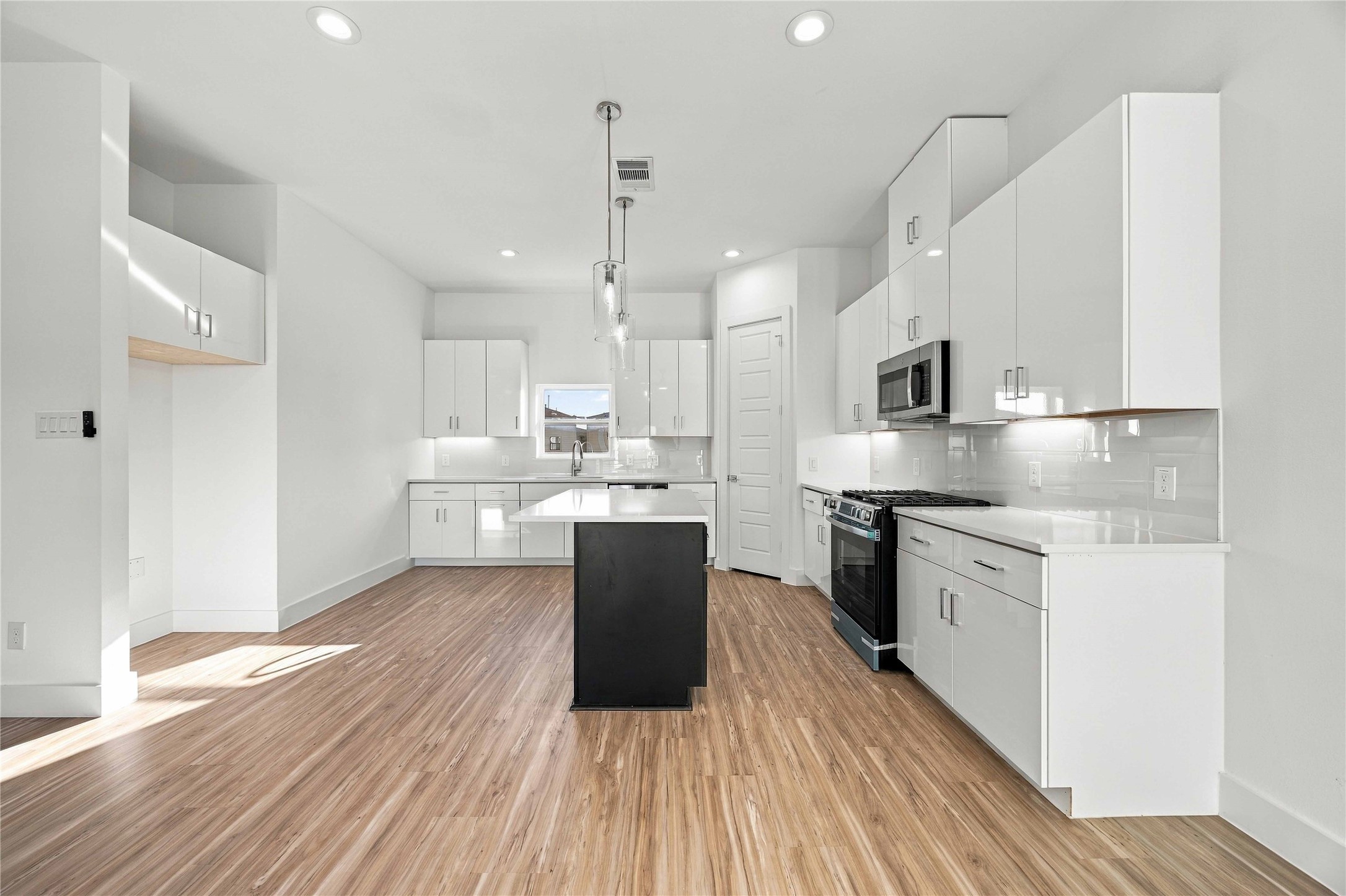 4704 Thornton Views Road, Houston, TX 77018