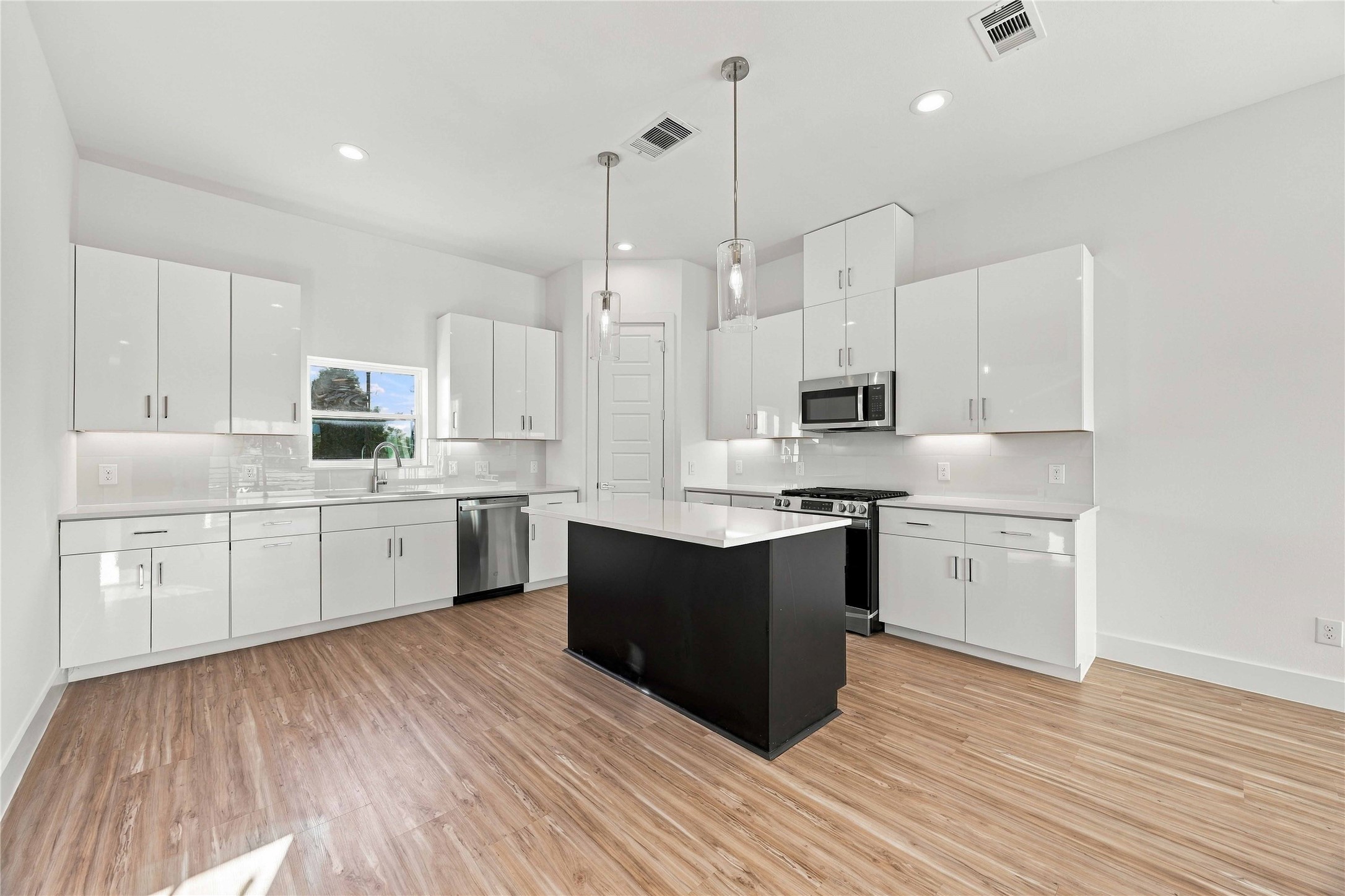 4704 Thornton Views Road, Houston, TX 77018