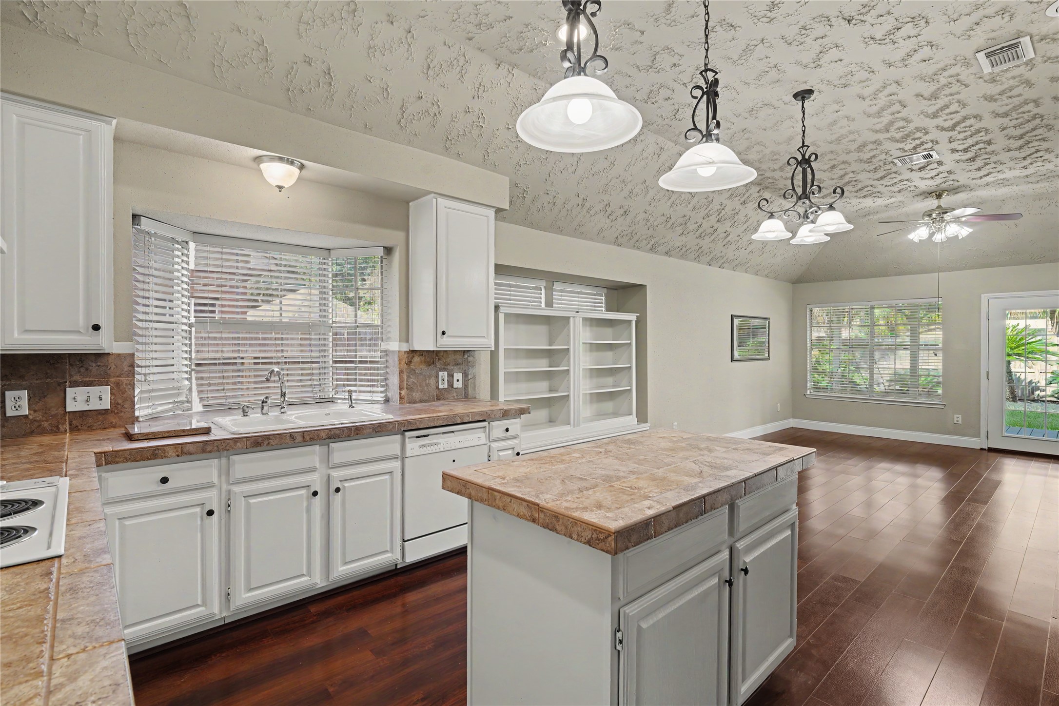 835 Maplewood Falls Court, Houston, TX 77062