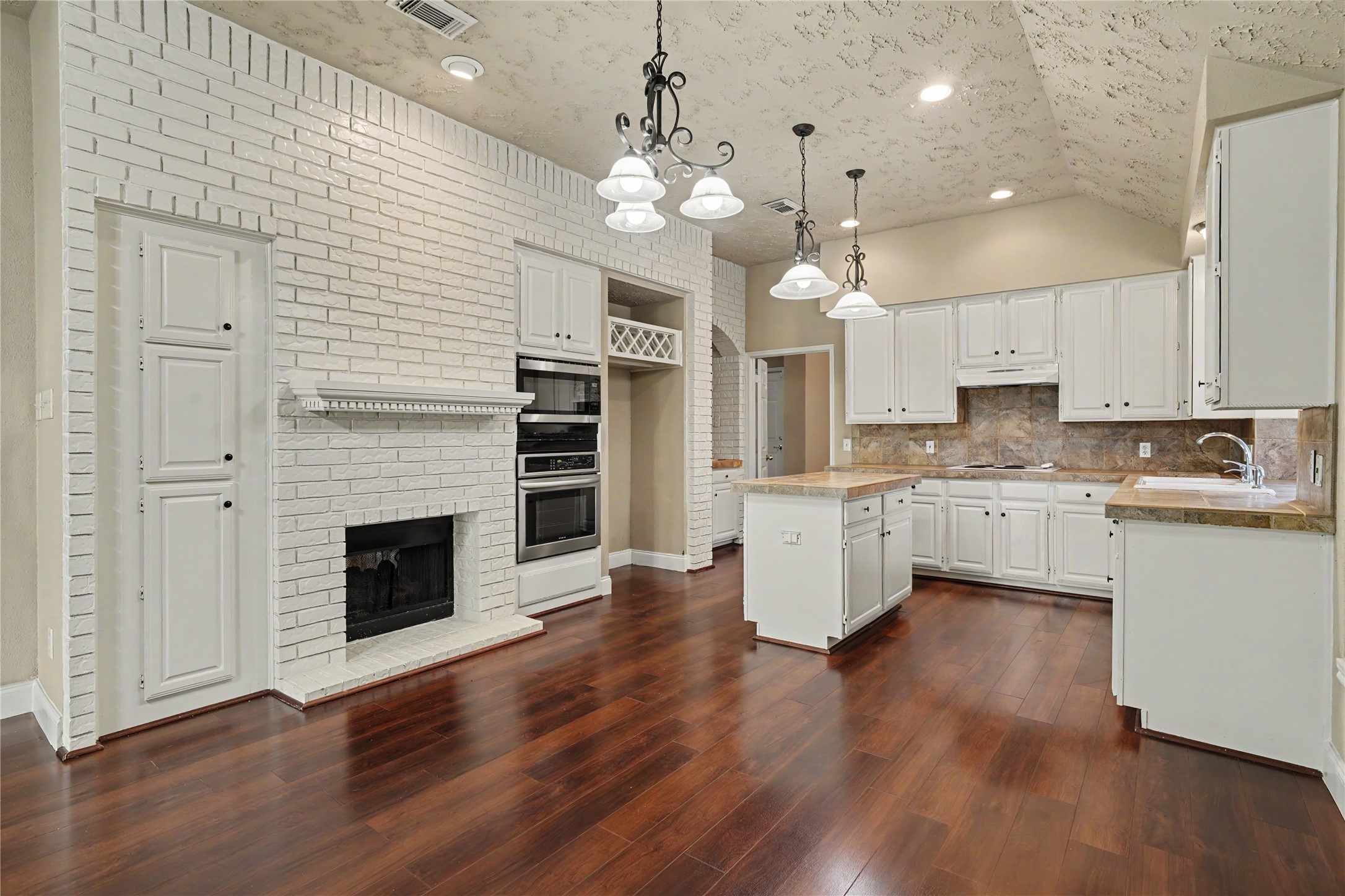 835 Maplewood Falls Court, Houston, TX 77062