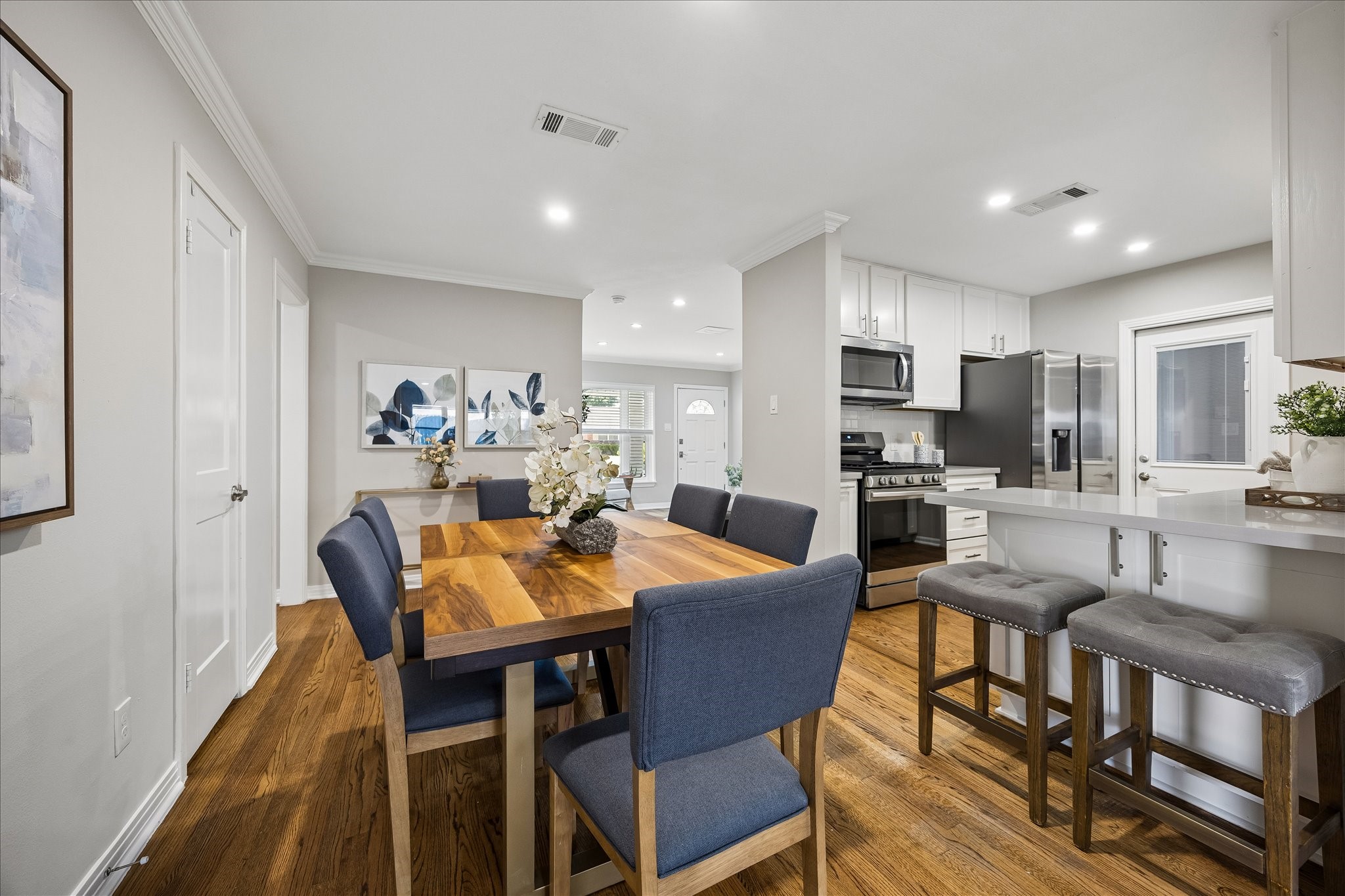 Everyday dining meets effortless entertaining in this beautifully connected layout.