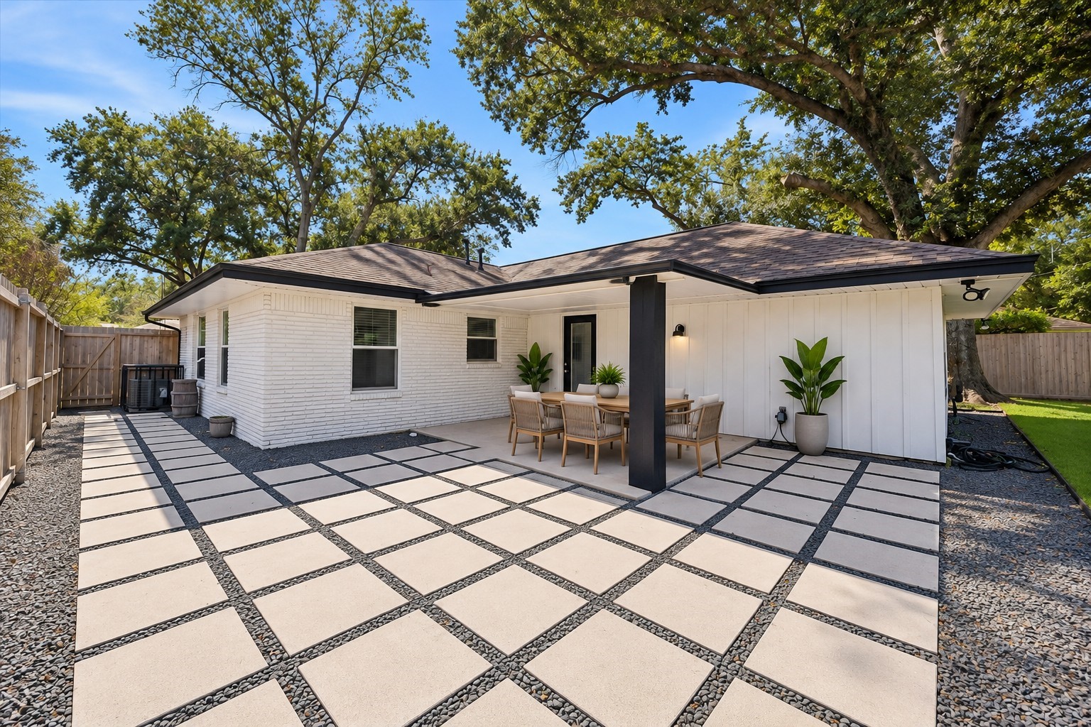 An impressive outdoor setting where modern design meets relaxed backyard living.